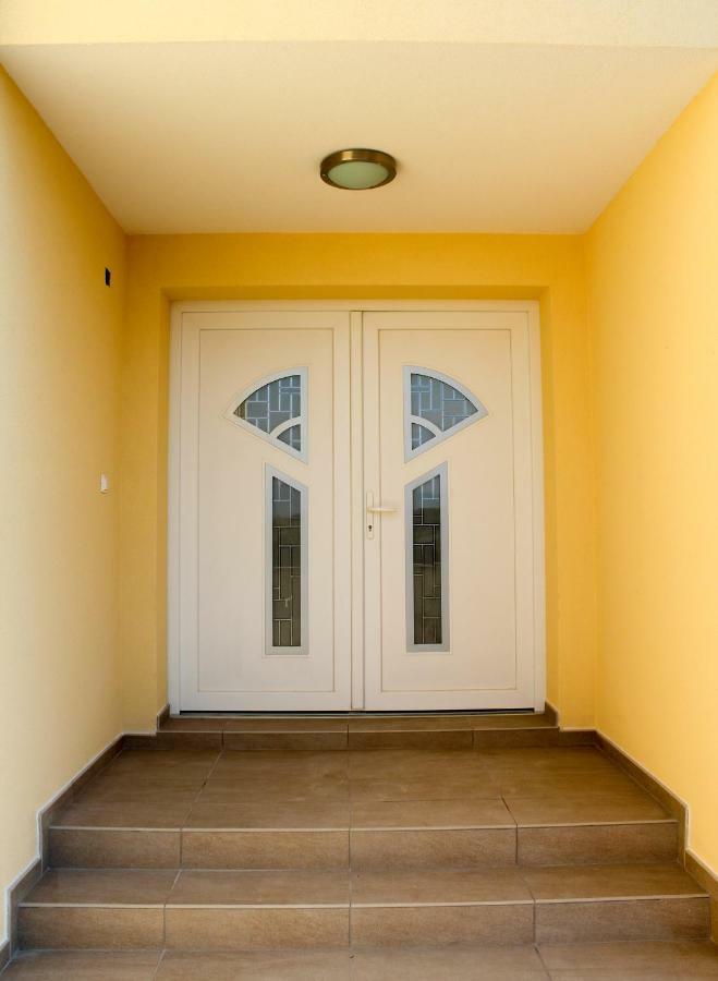 Apartmani Marin Vrbnik Ngoại thất bức ảnh